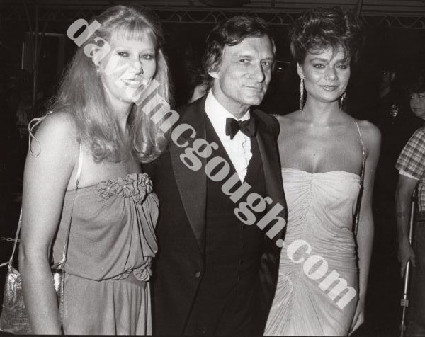 Hugh Hefner with Hope Olson and Carrie Leigh, 1983, LA.jpg